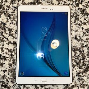 Samsung White Tablet SM-T550